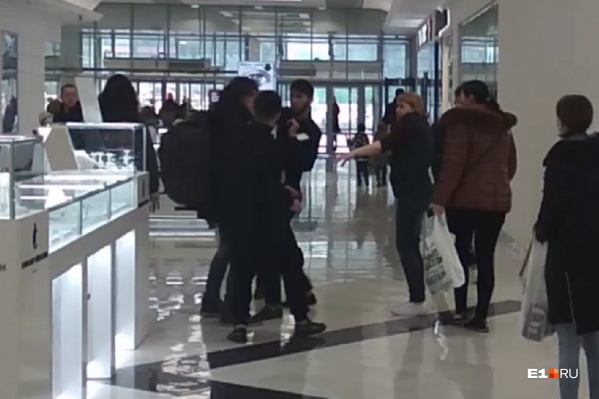 На видео — уже концовка драки. Видно, как один из охранников бьёт посетителя по лицу На видео — уже концовка драки. Видно, как один из охранников бьёт посетителя по лицу