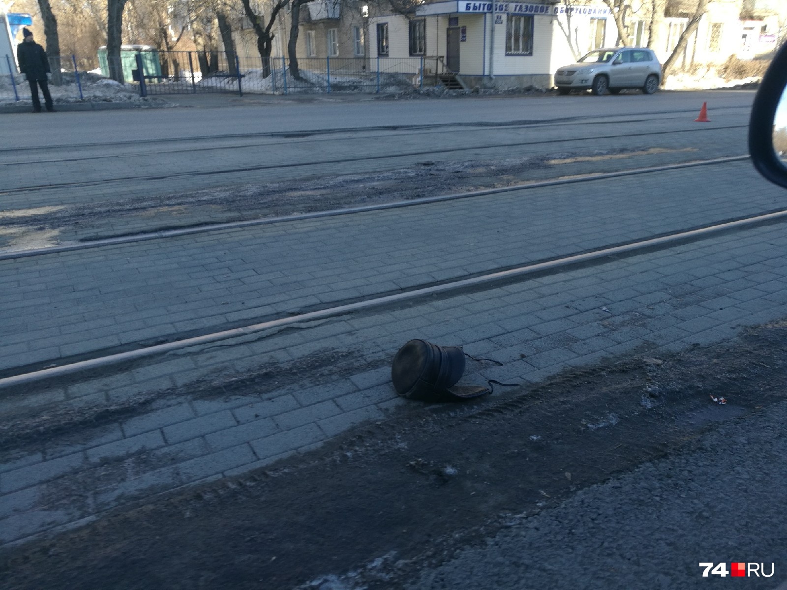 «Был прилично одет»: в Челябинске мужчину насмерть сбил трамвай