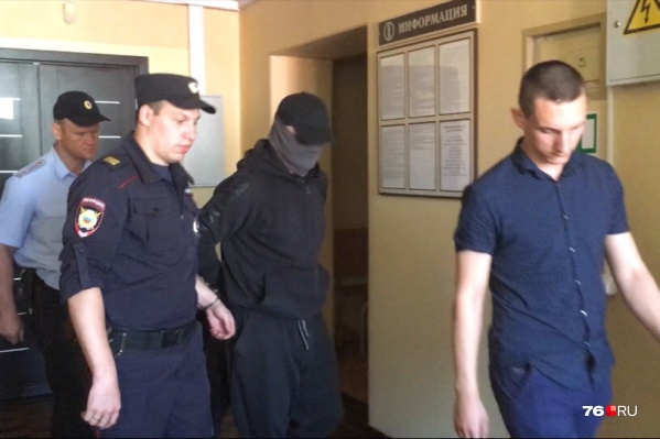 Приговор бизнесмену Владимиру Голубеву огласили в Красноперекопском суде. Подсудимый пришёл с замотанным шарфом лицом Приговор бизнесмену Владимиру Голубеву огласили в Красноперекопском суде. Подсудимый пришёл с замотанным шарфом лицом