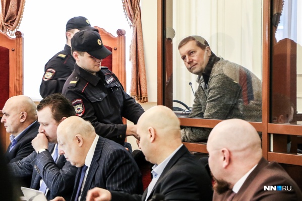 Олегу Сорокину снимают наручники Олегу Сорокину снимают наручники