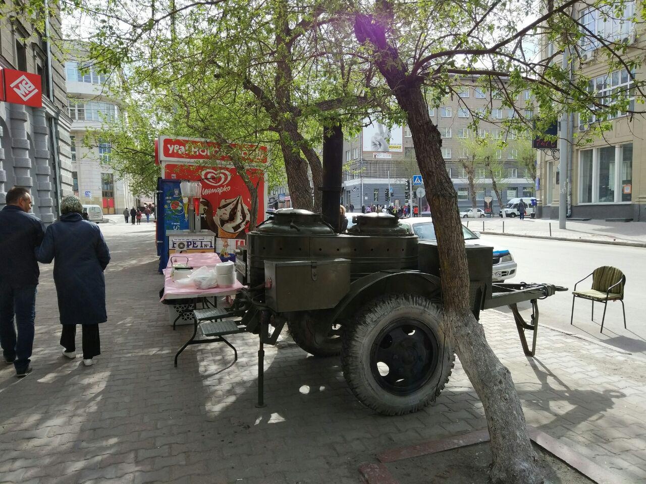 Полевая кухня на углу ул. Ленина и Советской. Фото Михаила Руднева Полевая кухня на углу ул. Ленина и Советской. Фото Михаила Руднева