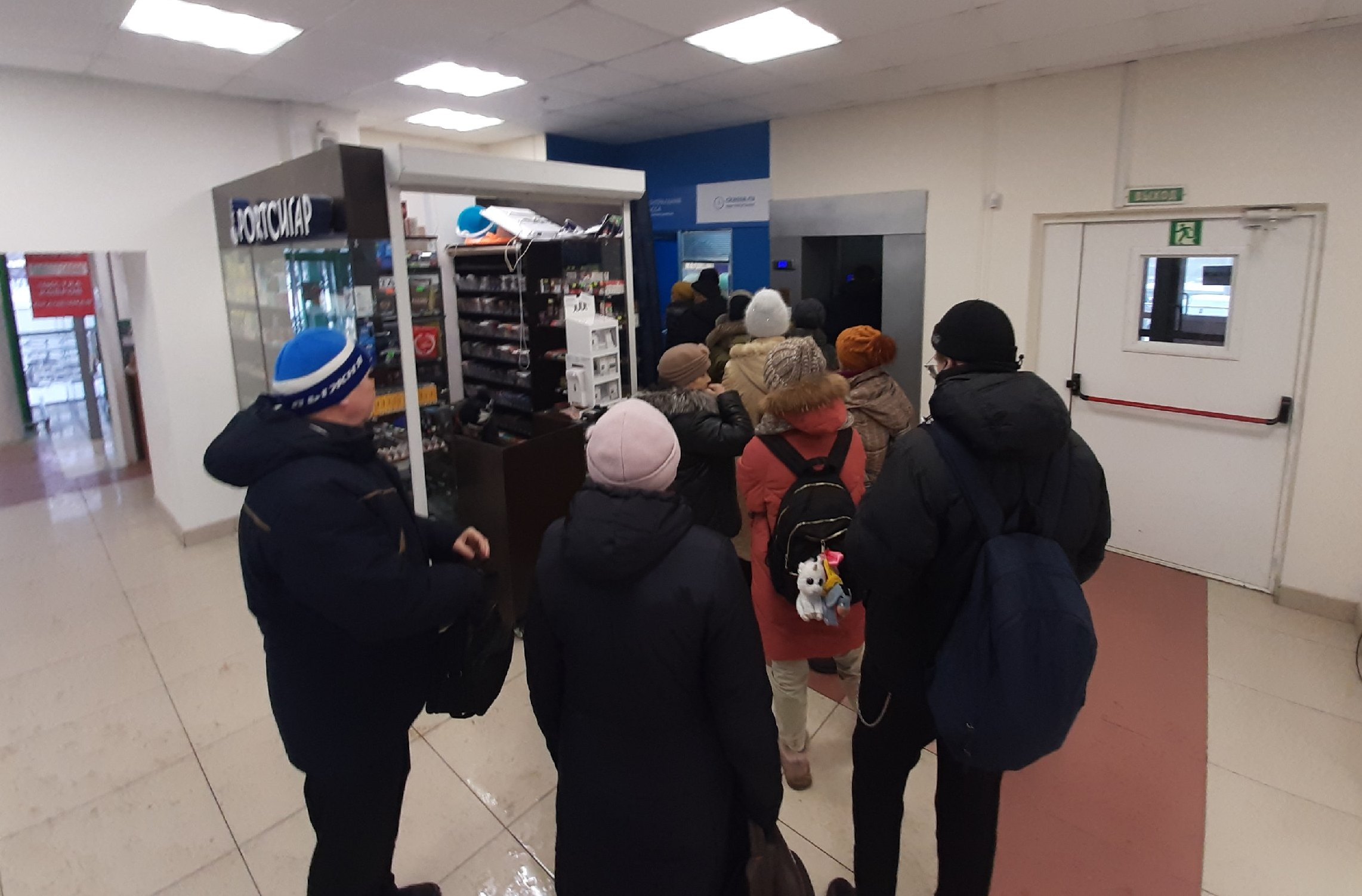 Очередь в кассу на Островского, 99 Очередь в кассу на Островского, 99