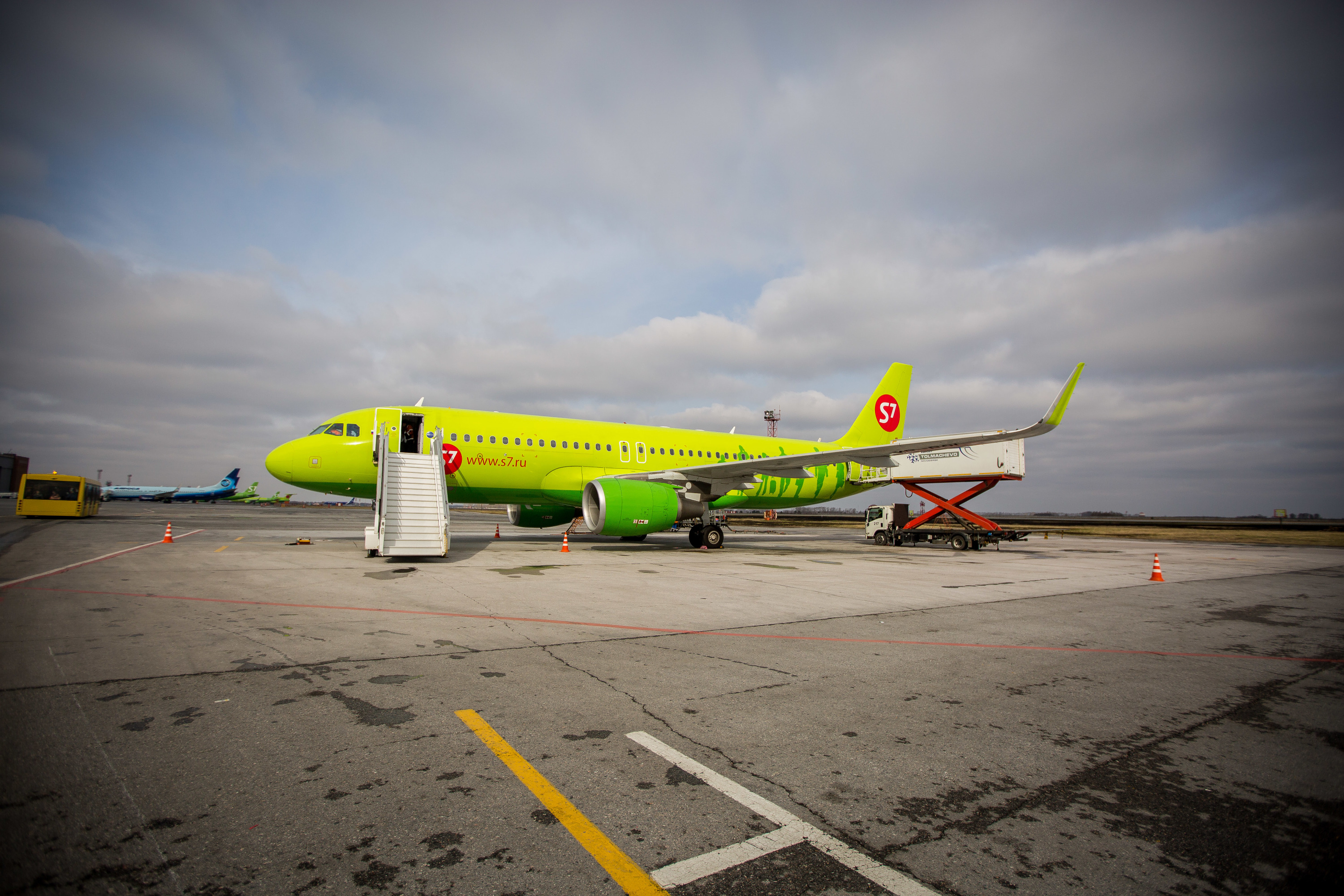 Самолет новосибирск сочи. Самолет s7 Толмачево Хабаровск. S7 Airlines аэропорт Иркутск. S7 аэропорт Краснодар. S7 Airlines Новосибирск Сочи.