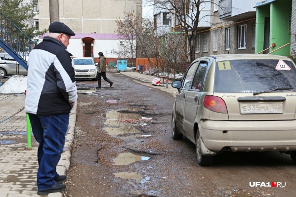 От лунных кратеров на поверхности уфимских улиц — ни красы, ни радости, только лужи и грязь От лунных кратеров на поверхности уфимских улиц — ни красы, ни радости, только лужи и грязь 