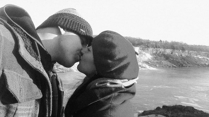 Фотограф в серии снимков рассказала историю любви с мужем из Канады: их разлучила болезнь