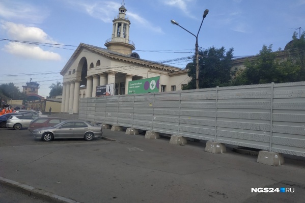 Забор установили еще в феврале — за ним находятся павильоны Забор установили еще в феврале — за ним находятся павильоны