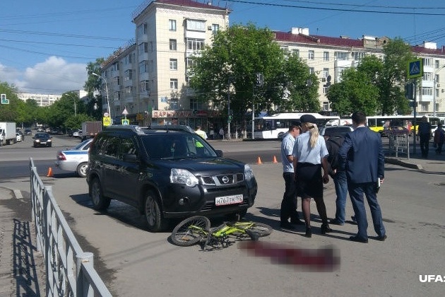 Внедорожник поворачивал направо с проспекта Октября на улицу Бессонова Внедорожник поворачивал направо с проспекта Октября на улицу Бессонова