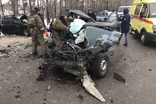 В жестком ДТП погибли оба водителя. Также авария унесла жизнь учительницы и её 11-летней внучки В жестком ДТП погибли оба водителя. Также авария унесла жизнь учительницы и её 11-летней внучки