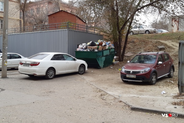 Автохам припарковал машину вплотную к бункеру с мусором Автохам припарковал машину вплотную к бункеру с мусором