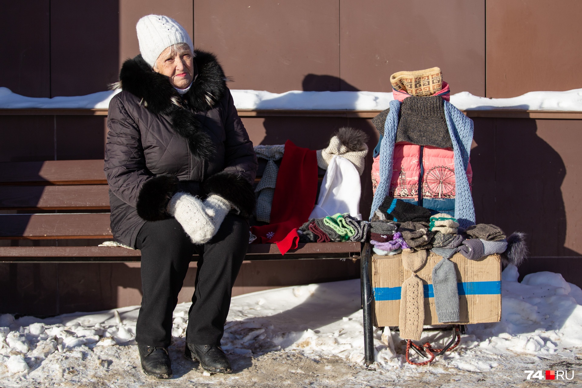 Что продают бабушки на улице зимой