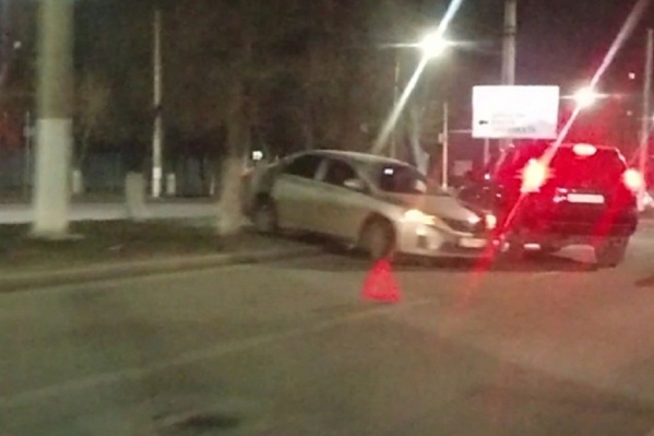Два автомобиля оказались на разделительной полосе Два автомобиля оказались на разделительной полосе