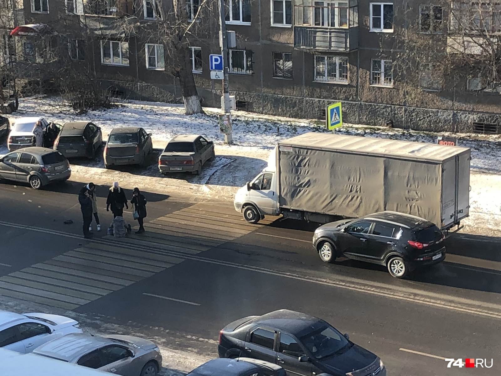 Прохожие помогли пострадавшей встать и уйти на обочину Прохожие помогли пострадавшей встать и уйти на обочину