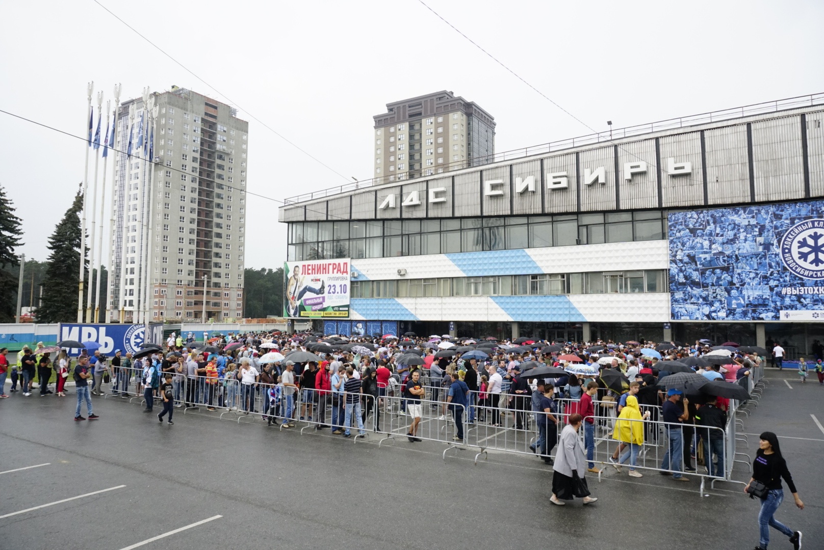 Сотни новосибирцев выстроились в очередь перед ЛДС, чтобы посмотреть на Кубок Стэнли