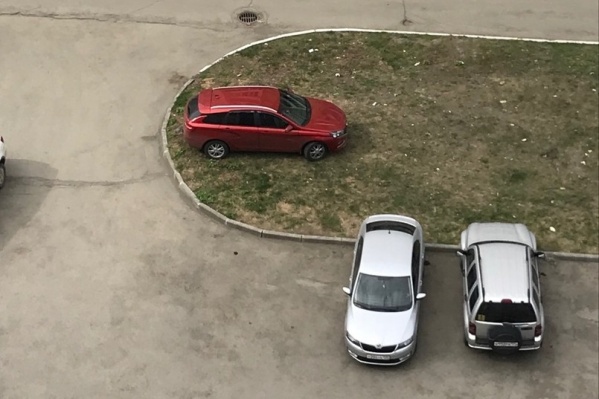 — Вот так паркуется «королева» двора на улице Звенигородской, — написал автор фото. Добавить нечего: все люди как люди, а тут явно потомок Таргариенов. Чуть наклонив снимок, можно увидеть в нём даже что-то фрейдистское — Вот так паркуется «королева» двора на улице Звенигородской, — написал автор фото. Добавить нечего: все люди как люди, а тут явно потомок Таргариенов. Чуть наклонив снимок, можно увидеть в нём даже что-то фрейдистское