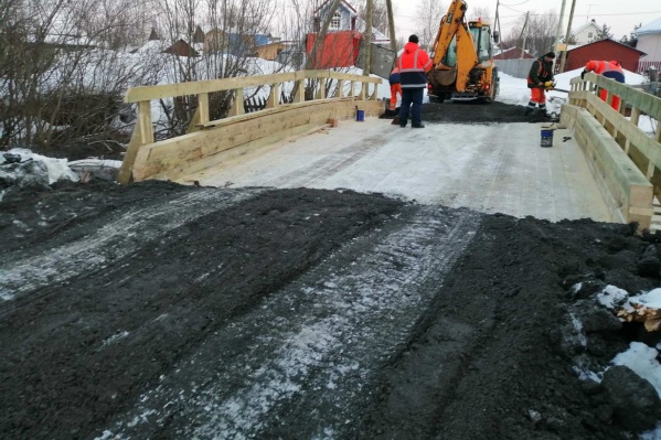 Мост находится в районе дома № 82, корпус 1 по улице Победы Мост находится в районе дома № 82, корпус 1 по улице Победы