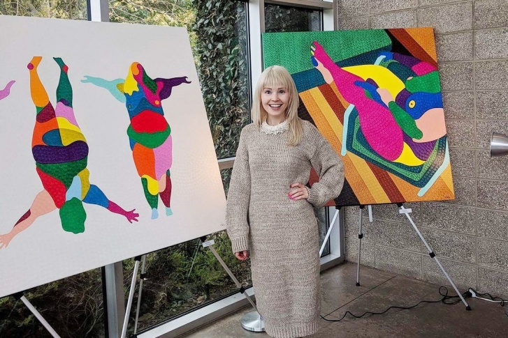 Наталья с картинами из коллекции «Пышка» (2017 год)
