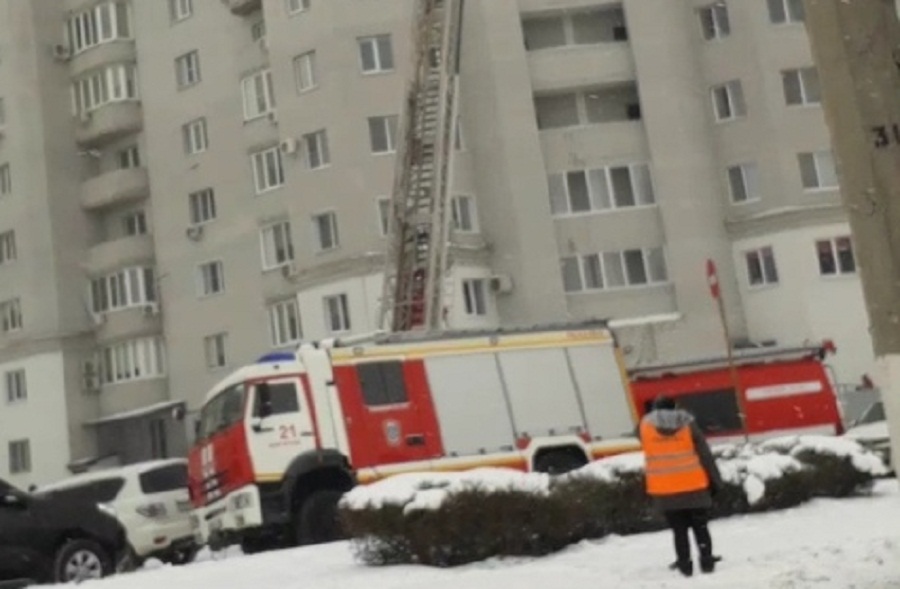 «Загорелся лифт»: в Волгограде эвакуировали жильцов 16-этажки из-за пожара