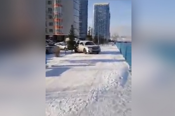Водитель выехал прямо на тротуар Водитель выехал прямо на тротуар