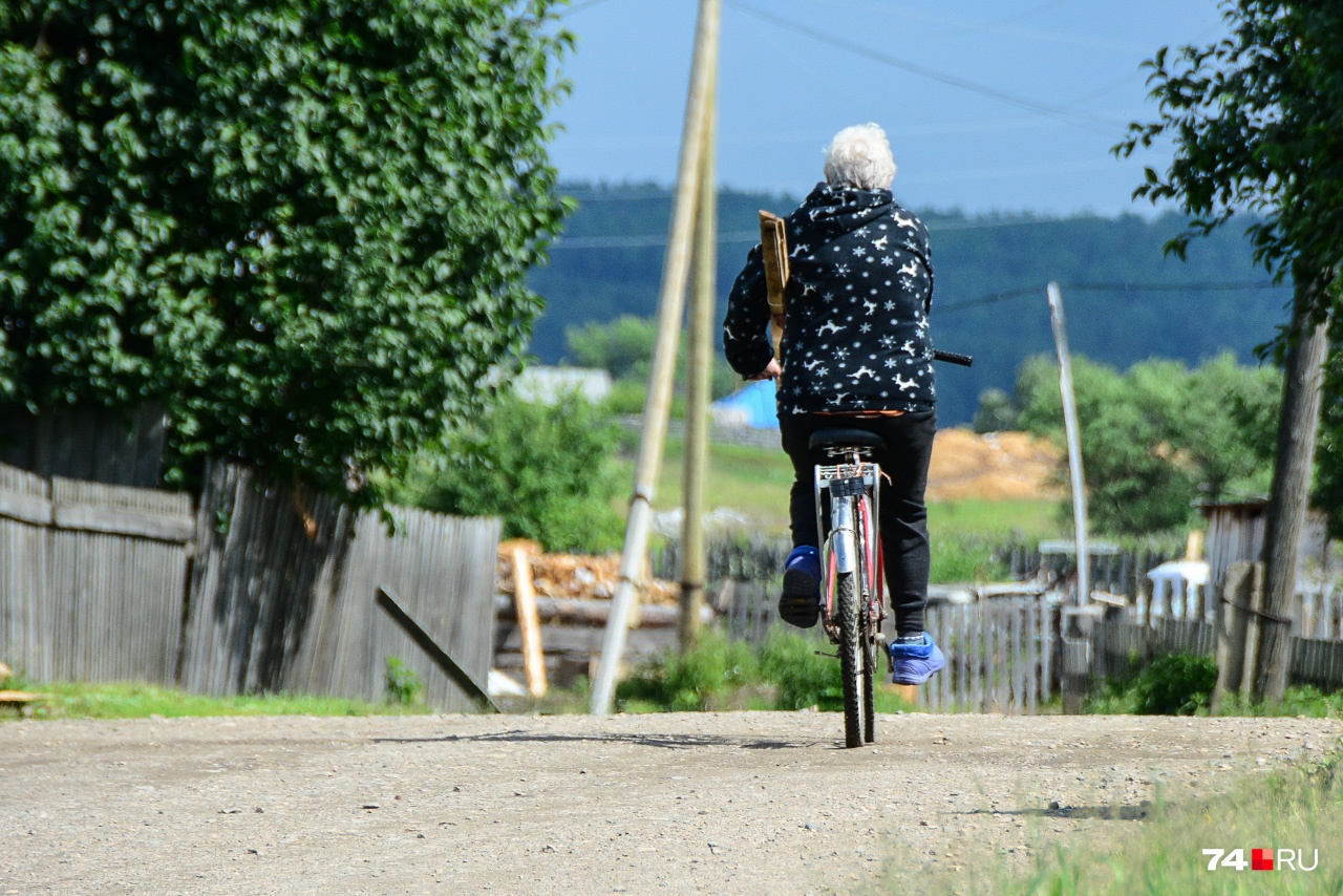 Мария Николаевна поехала в соседний посёлок Новая Уфа. Летом можно на велосипеде