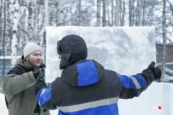 На строительство ледового городка понадобится 40 тонн льда На строительство ледового городка понадобится 40 тонн льда