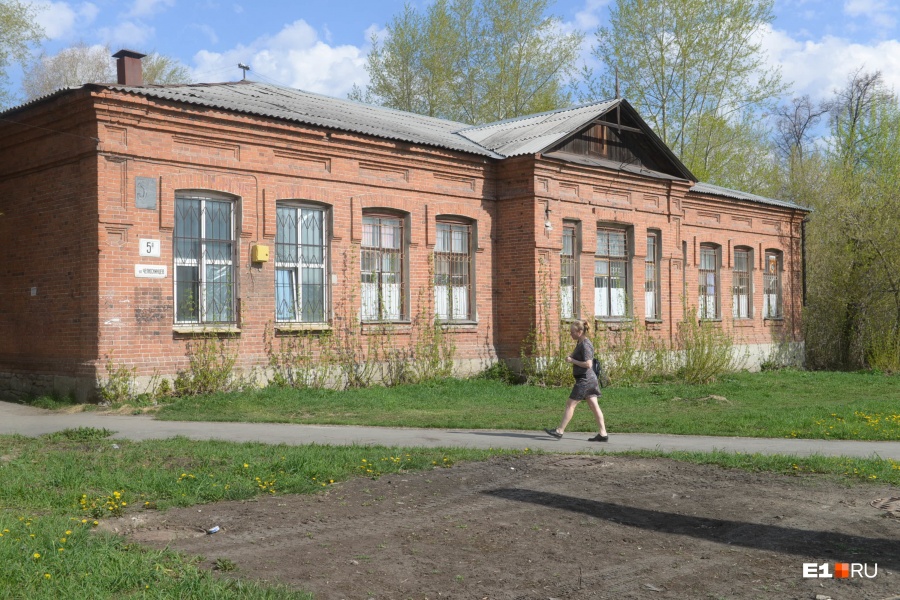 Эксперты сочли, что ничего ценного в этом и соседних зданиях нет Эксперты сочли, что ничего ценного в этом и соседних зданиях нет