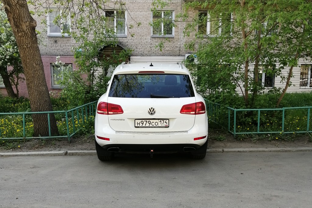 Этот Volkswagen Touareg въехал в подъездный карман дома на ул. Российской, 65. Автор снимка отмечает, что проезжая часть в этом месте широкая и свободная. Заодно он предлагает экспериментально проверить, протиснется ли мимо человек с грузом, не поцарапав автомобиль