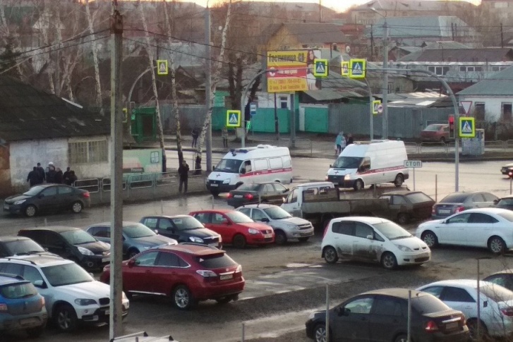Медики приехали за пострадавшими на двух машинах скорой помощи Медики приехали за пострадавшими на двух машинах скорой помощи