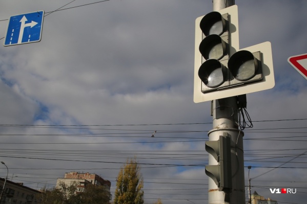 Светофоры не работают уже неделю Светофоры не работают уже неделю