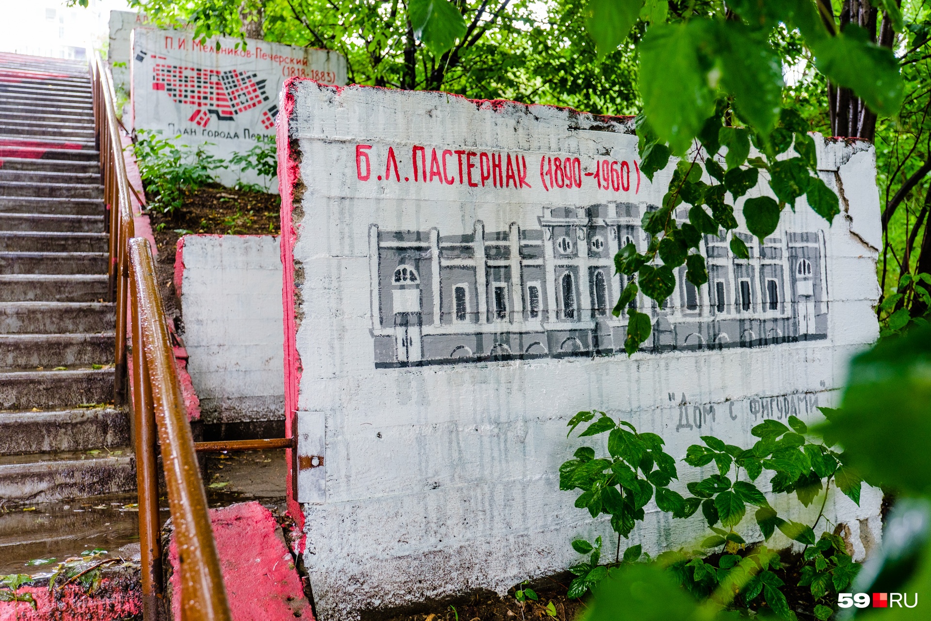 На этой лестнице проходили поэтические чтения На этой лестнице проходили поэтические чтения