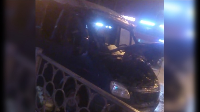 Пожар начался под капотом автомобиля Пожар начался под капотом автомобиля