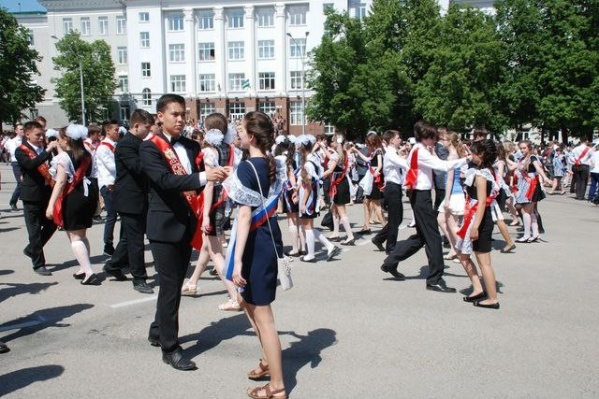 Полонез, школьный вальс, бранль, хоровод, рок-н-рол и флешданс – танцы, которые школьники будут учить Полонез, школьный вальс, бранль, хоровод, рок-н-рол и флешданс – танцы, которые школьники будут учить