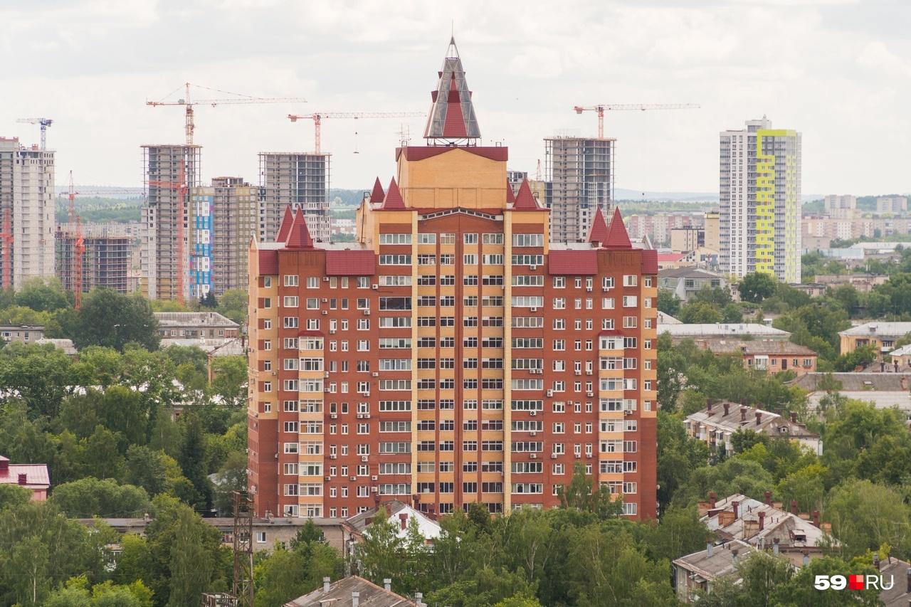 «Доминанта» за счет пирамидок напоминает московские постройки 50-х годов