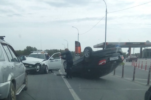 Один из автомобилей перевернулся от удара Один из автомобилей перевернулся от удара