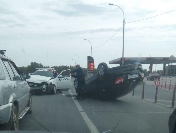 Один из автомобилей перевернулся от удара Один из автомобилей перевернулся от удара