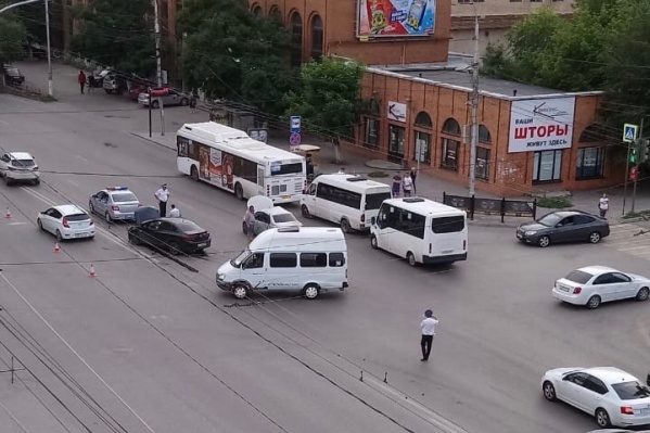 После аварии оба автомобиля основательно разбиты После аварии оба автомобиля основательно разбиты