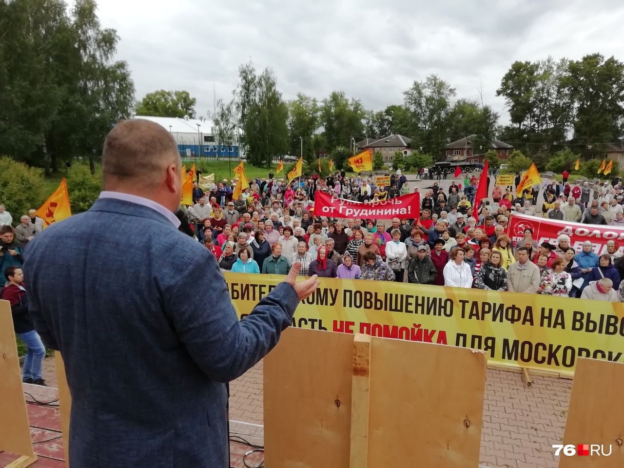 Депутат Хабибулин выступает на митинге Депутат Хабибулин выступает на митинге 