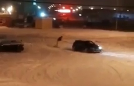 В «Солнечном» экстремалы катались на привязанном к машине сноуборде