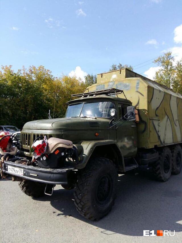 Автомобиль тут же привлек внимание посетителей роддома Автомобиль тут же привлек внимание посетителей роддома