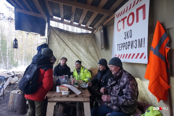 Эксперты из Швеции Хенрик Торемарк и Ингрид Хостад (по центру) на народном посту в Шиесе<br> Эксперты из Швеции Хенрик Торемарк и Ингрид Хостад (по центру) на народном посту в Шиесе<br>