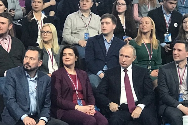 Вопрос Владимиру Путину задала спецкор 74.ru Мария Шраменко (на фото слева во втором ряду) Вопрос Владимиру Путину задала спецкор 74.ru Мария Шраменко (на фото слева во втором ряду)