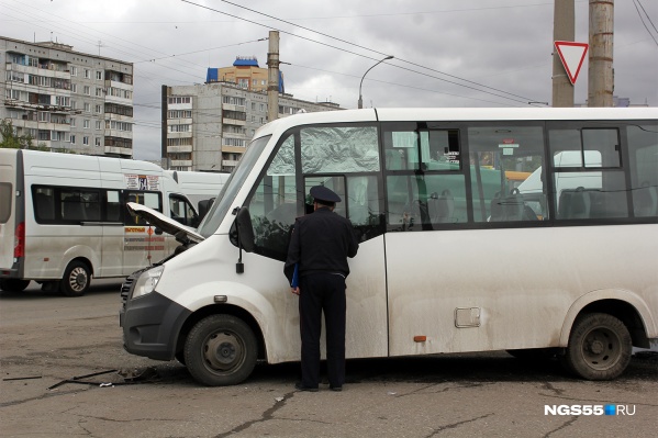 Водитель маршрутки вылетел на дорогу, не предоставив преимущество мусоровозу Водитель маршрутки вылетел на дорогу, не предоставив преимущество мусоровозу