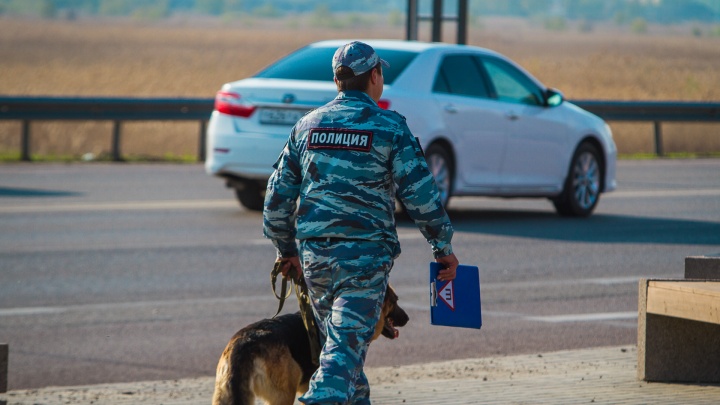 Неудачная операция: в Ростове нарушители «прокатили» полицейского на машине