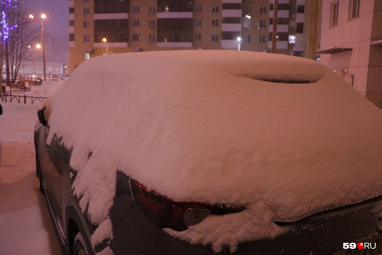 Водителям предстоит потрудиться, чтобы очистить свои автомобили от снега 