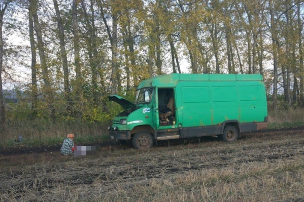 Водитель не заметил позади автомобиля человека Водитель не заметил позади автомобиля человека