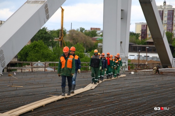 На самом мосту работы тоже в разгаре На самом мосту работы тоже в разгаре