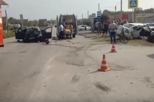 Пожарные, скорая и искореженный автомобиль полностью перекрыли дорогу Пожарные, скорая и искореженный автомобиль полностью перекрыли дорогу