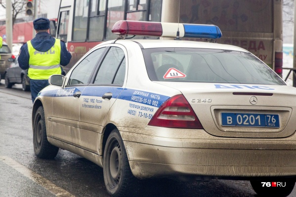Сотрудники ГИБДД проезжали мимо и увидели иномарку в сугробе Сотрудники ГИБДД проезжали мимо и увидели иномарку в сугробе