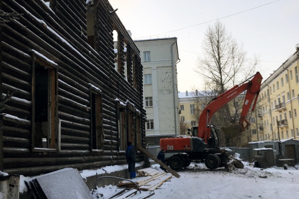 Один вековой дом на Коммунистической уже снесен, второй — полуразобран Один вековой дом на Коммунистической уже снесен, второй — полуразобран