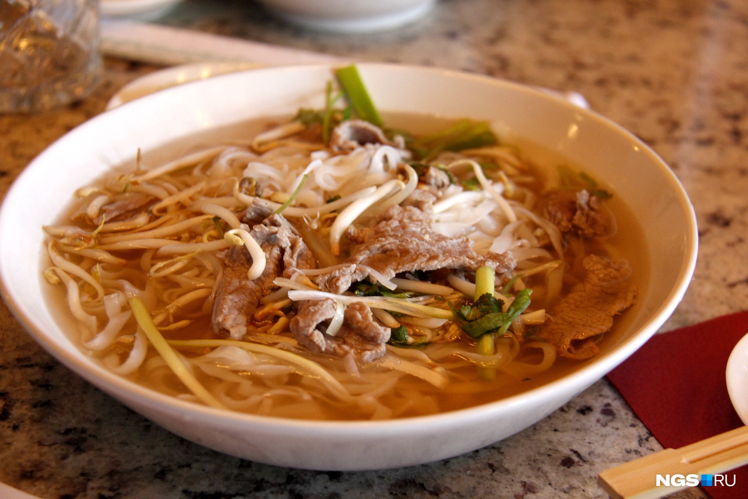 Суп из закусочной Pho Luu (180 рублей) Суп из закусочной Pho Luu (180 рублей)