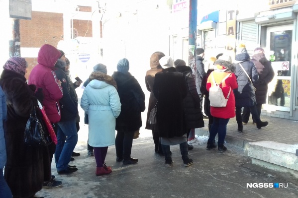 В обеденный перерыв возле киоска около главпочтамта выстроилась длинная очередь В обеденный перерыв возле киоска около главпочтамта выстроилась длинная очередь